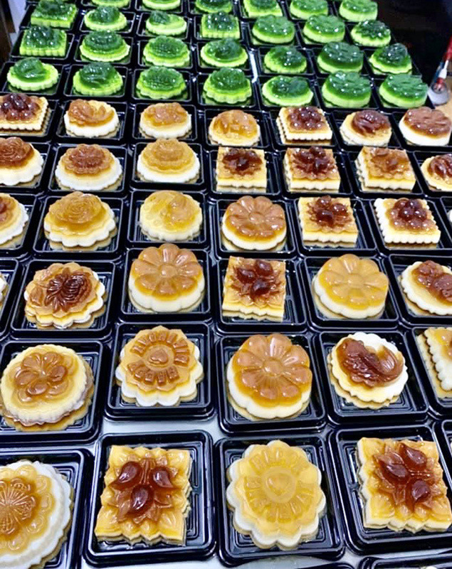 Làm loại bánh Trung thu lạ, mỗi ngày đổ khuôn bán hơn nghìn cái - Hình 3 Lam loai banh Trung thu la, moi ngay do khuon ban hon nghin cai-Hinh-3