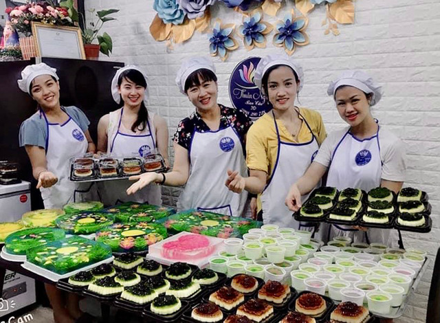 Làm loại bánh Trung thu lạ, mỗi ngày đổ khuôn bán hơn nghìn cái - Hình 6 Lam loai banh Trung thu la, moi ngay do khuon ban hon nghin cai-Hinh-6