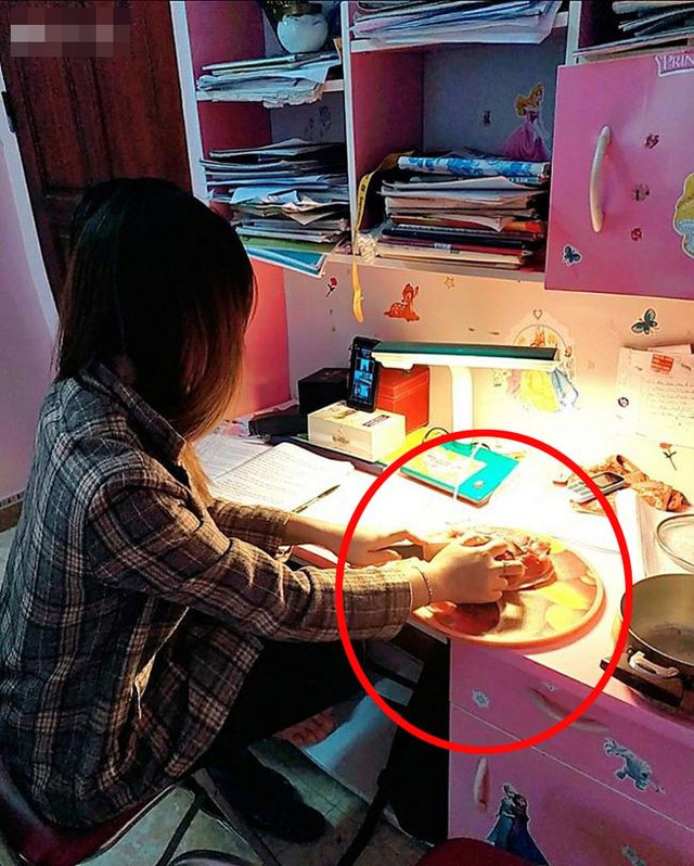 Đang học online trò nằm dài ra ngủ, cô giáo có màn xử lý siêu lầy - Hình 4 Dang hoc online tro nam dai ra ngu, co giao co man xu ly sieu lay-Hinh-4