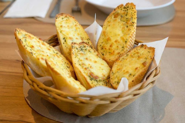 Cách làm bánh mì bơ tỏi đơn giản, nhanh chóng mà chuẩn vị Âu - Hình 2 Cach lam banh mi bo toi don gian, nhanh chong ma chuan vi Au-Hinh-2