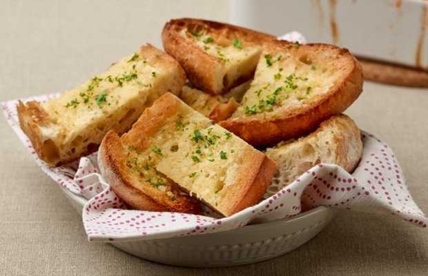 Cách làm bánh mì bơ tỏi đơn giản, nhanh chóng mà chuẩn vị Âu - Hình 3 Cach lam banh mi bo toi don gian, nhanh chong ma chuan vi Au-Hinh-3