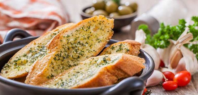 Cách làm bánh mì bơ tỏi đơn giản, nhanh chóng mà chuẩn vị Âu Cach lam banh mi bo toi don gian, nhanh chong ma chuan vi Au