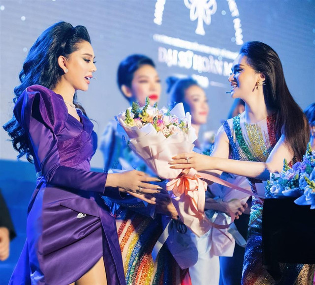 Hương Giang tặng hoa Lâm Khánh Chi - Hình 2 Huong Giang tang hoa Lam Khanh Chi-Hinh-2