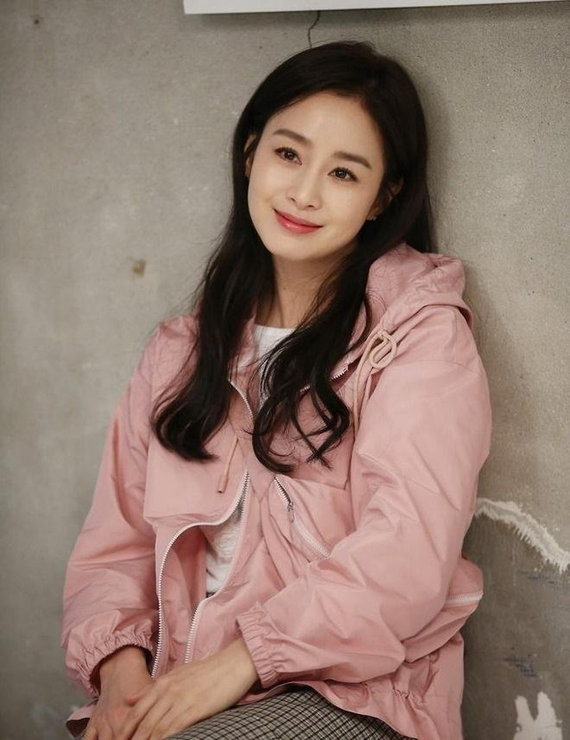 Kim Tae Hee bật mí 5 bí quyết giữ da tươi trẻ dù đã chạm ngưỡng 41 Kim Tae Hee bat mi 5 bi quyet giu da tuoi tre du da cham nguong 41