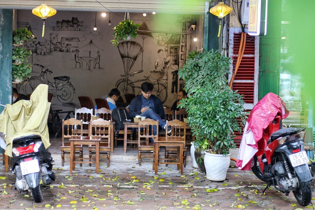 Hàng quán ở Hà Nội mở cửa trở lại, quán cà phê đông nghịt - Hình 9 Hang quan o Ha Noi mo cua tro lai, quan ca phe dong nghit-Hinh-9