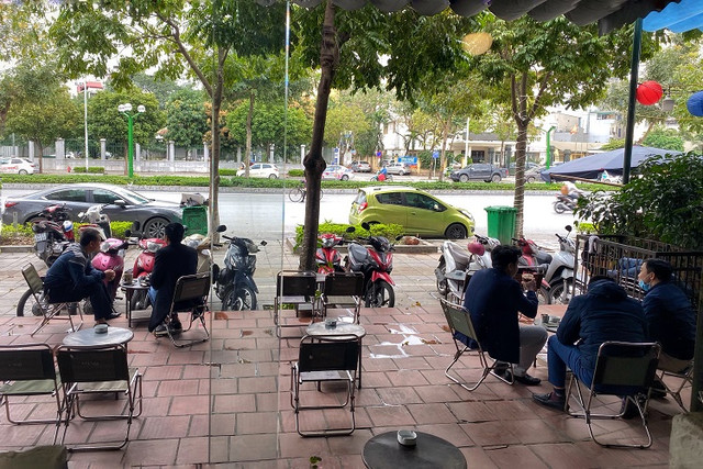 Hàng quán ở Hà Nội mở cửa trở lại, quán cà phê đông nghịt - Hình 8 Hang quan o Ha Noi mo cua tro lai, quan ca phe dong nghit-Hinh-8