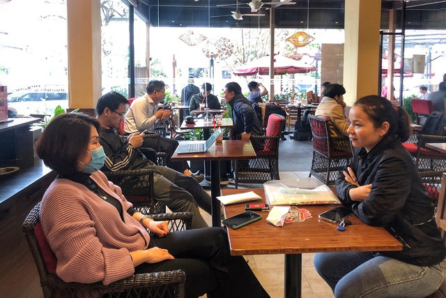 Hàng quán ở Hà Nội mở cửa trở lại, quán cà phê đông nghịt - Hình 2 Hang quan o Ha Noi mo cua tro lai, quan ca phe dong nghit-Hinh-2