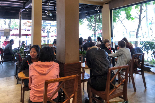 Hàng quán ở Hà Nội mở cửa trở lại, quán cà phê đông nghịt - Hình 5 Hang quan o Ha Noi mo cua tro lai, quan ca phe dong nghit-Hinh-5