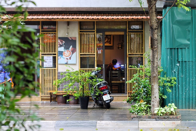 Hàng quán ở Hà Nội mở cửa trở lại, quán cà phê đông nghịt - Hình 3 Hang quan o Ha Noi mo cua tro lai, quan ca phe dong nghit-Hinh-3