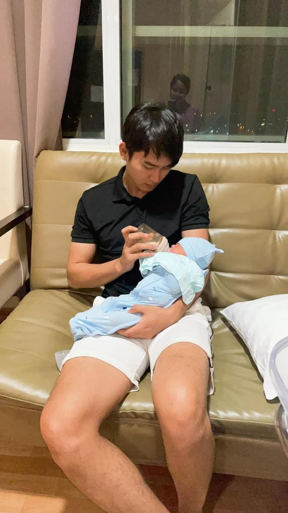 Thảo Trang khoe loạt ảnh ông xã kém 8 tuổi khéo léo chăm quý tử - Hình 2 Thao Trang khoe loat anh ong xa kem 8 tuoi kheo leo cham quy tu-Hinh-2