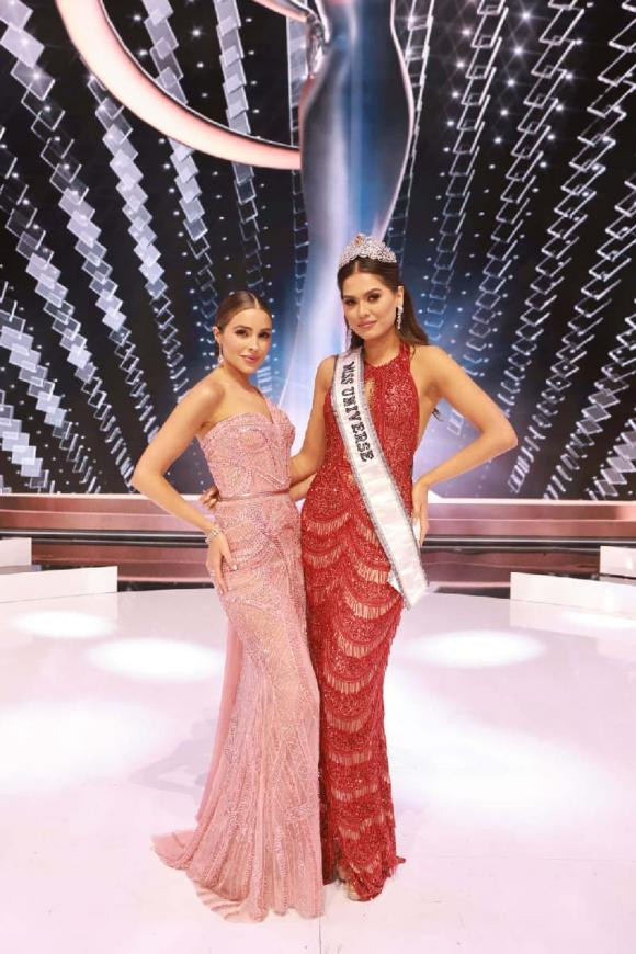 Miss Universe 2012 bị chỉ trích vì say xỉn ngã nằm ngay gốc cây bên đường - Hình 5 Miss Universe 2012 bi chi trich vi say xin nga nam ngay goc cay ben duong-Hinh-5