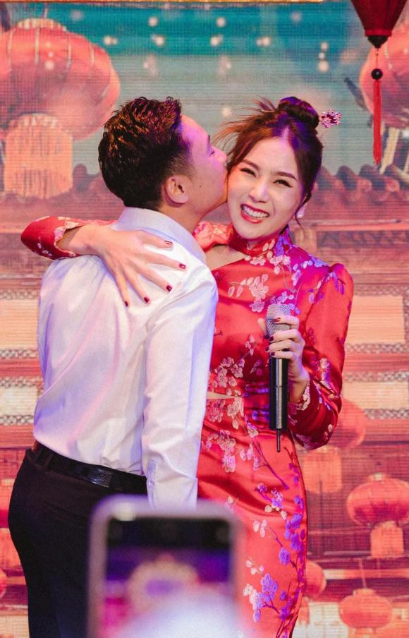 MC Mai Ngọc hiếm hoi đăng ảnh tình cảm bên chồng MC Mai Ngoc hiem hoi dang anh tinh cam ben chong