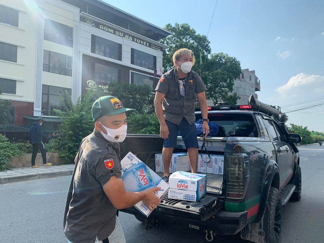 Nữ doanh nhân Hà Nội tự lái xe vận chuyển lương thực cứu trợ mùa dịch - Hình 6 Nu doanh nhan Ha Noi tu lai xe van chuyen luong thuc cuu tro mua dich-Hinh-6