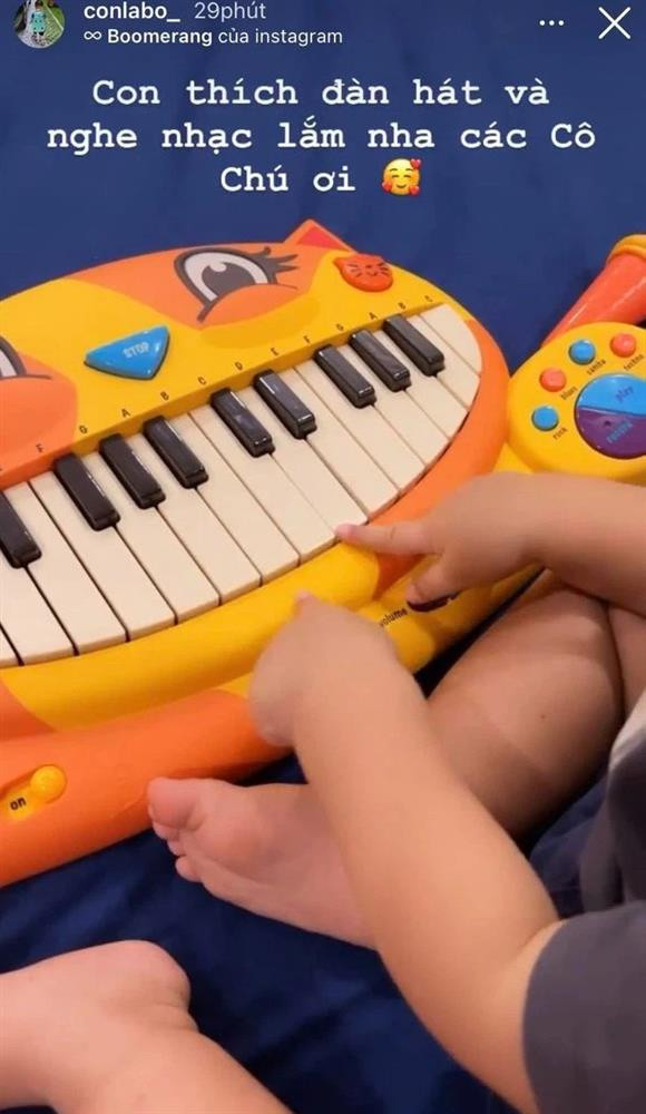 Mới hơn 1 tuổi nhưng con trai Hòa Minzy đã lộ rõ vẻ thông minh - Hình 2 Moi hon 1 tuoi nhung con trai Hoa Minzy da lo ro ve thong minh-Hinh-2