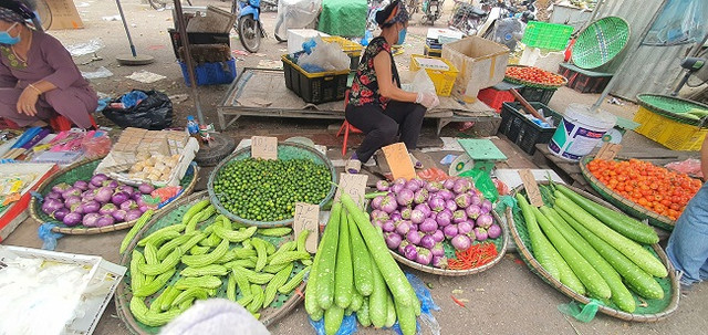 500 nghìn mua được thức ăn cả tuần, người dân đổ xô đi chợ đầu mối - Hình 5 500 nghin mua duoc thuc an ca tuan, nguoi dan do xo di cho dau moi-Hinh-5