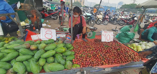 500 nghìn mua được thức ăn cả tuần, người dân đổ xô đi chợ đầu mối - Hình 2 500 nghin mua duoc thuc an ca tuan, nguoi dan do xo di cho dau moi-Hinh-2