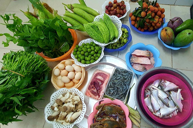 500 nghìn mua được thức ăn cả tuần, người dân đổ xô đi chợ đầu mối - Hình 7 500 nghin mua duoc thuc an ca tuan, nguoi dan do xo di cho dau moi-Hinh-7