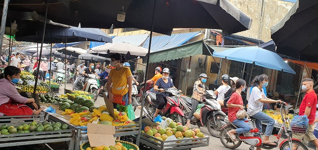 500 nghìn mua được thức ăn cả tuần, người dân đổ xô đi chợ đầu mối - Hình 4 500 nghin mua duoc thuc an ca tuan, nguoi dan do xo di cho dau moi-Hinh-4