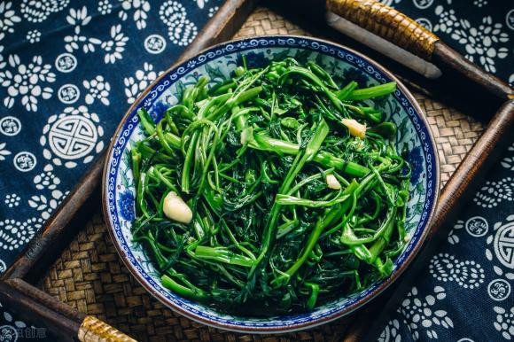 Xào rau muống, vắt thêm vài giọt này, rau muống xào xanh mướt như nhà hàng - Hình 3 Xao rau muong, vat them vai giot nay, rau muong xao xanh muot nhu nha hang-Hinh-3