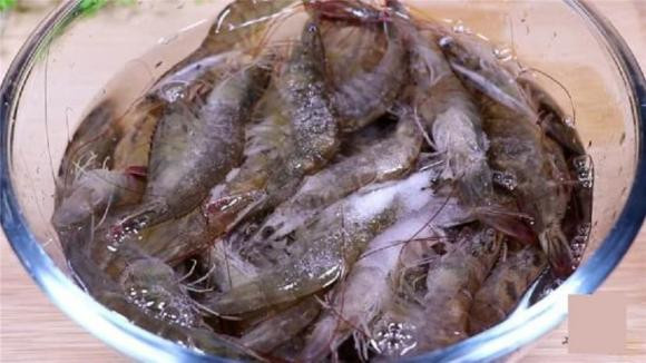 Người bán tôm chia sẻ thêm 1 nguyên liệu, tôm để tận 2 tháng vẫn tươi - Hình 4 Nguoi ban tom chia se them 1 nguyen lieu, tom de tan 2 thang van tuoi-Hinh-4