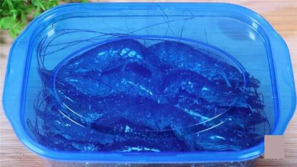 Người bán tôm chia sẻ thêm 1 nguyên liệu, tôm để tận 2 tháng vẫn tươi - Hình 3 Nguoi ban tom chia se them 1 nguyen lieu, tom de tan 2 thang van tuoi-Hinh-3