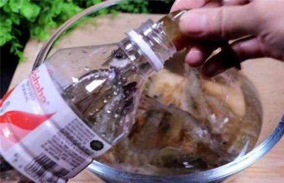 Người bán tôm chia sẻ thêm 1 nguyên liệu, tôm để tận 2 tháng vẫn tươi - Hình 5 Nguoi ban tom chia se them 1 nguyen lieu, tom de tan 2 thang van tuoi-Hinh-5