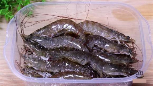 Người bán tôm chia sẻ thêm 1 nguyên liệu, tôm để tận 2 tháng vẫn tươi - Hình 2 Nguoi ban tom chia se them 1 nguyen lieu, tom de tan 2 thang van tuoi-Hinh-2