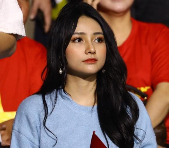 Nữ DJ Việt Nam gây sốt mạng vì trông giống Angelababy - Hình 3 Nu DJ Viet Nam gay sot mang vi trong giong Angelababy-Hinh-3