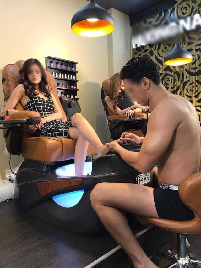 Salon tóc thuê dàn trai 6 múi cởi trần phục vụ chị em gây sốc - Hình 4 Salon toc thue dan trai 6 mui coi tran phuc vu chi em gay soc-Hinh-4