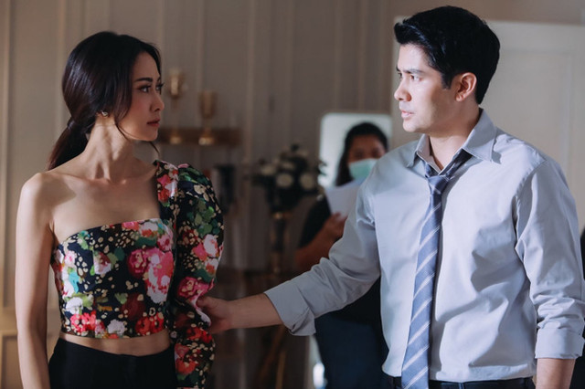 Chồng cũ treo biển bán nhà nhưng lại "tối mặt" với vị khách đến mua Chong cu treo bien ban nha nhung lai