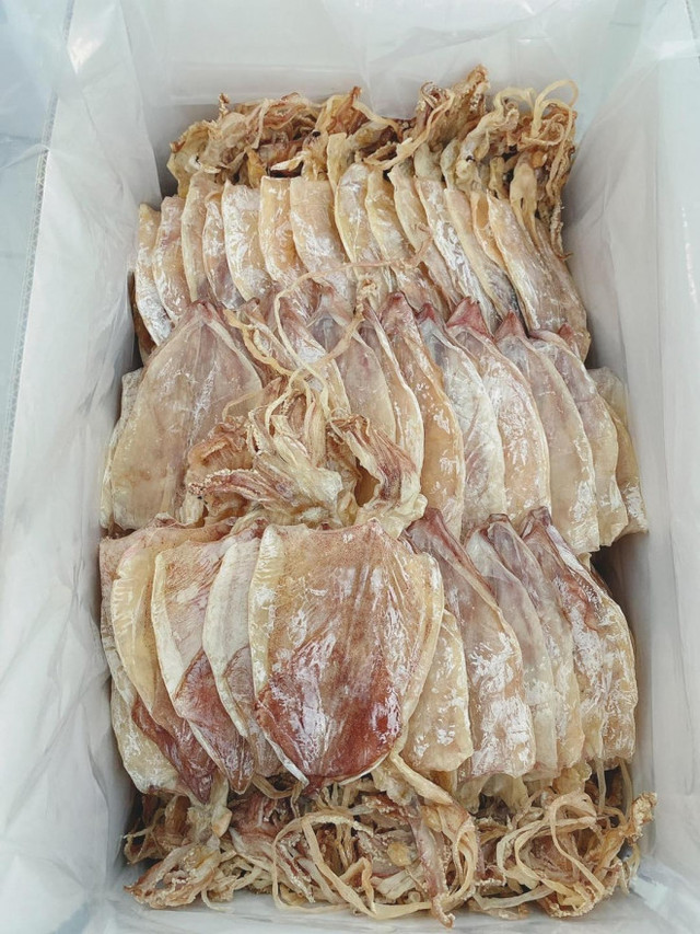 Mực khô giá rẻ, chỉ 200.000 đồng/kg loại mực to bằng cả bàn tay - Hình 3 Muc kho gia re, chi 200.000 dong/kg loai muc to bang ca ban tay-Hinh-3