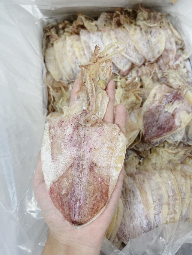 Mực khô giá rẻ, chỉ 200.000 đồng/kg loại mực to bằng cả bàn tay - Hình 5 Muc kho gia re, chi 200.000 dong/kg loai muc to bang ca ban tay-Hinh-5