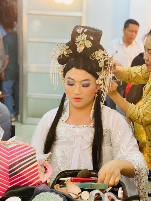 Đại Nghĩa khiến công chúng rúng động vì màn giả gái - Hình 2 Dai Nghia khien cong chung rung dong vi man gia gai-Hinh-2