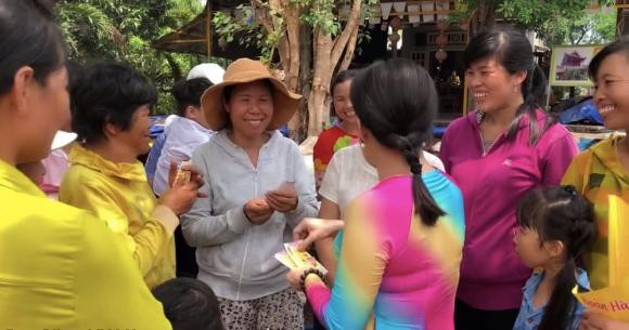 Cảnh mua vé số "bá đạo" của Việt Hương nhưng sao ai cũng khen? - Hình 2 Canh mua ve so