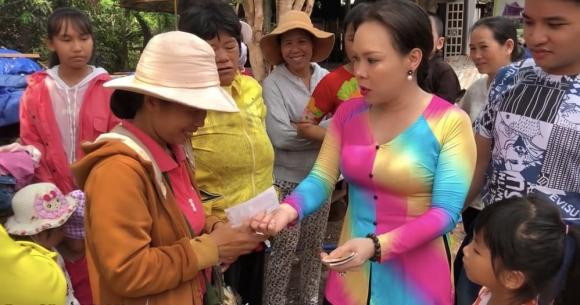 Cảnh mua vé số "bá đạo" của Việt Hương nhưng sao ai cũng khen? Canh mua ve so