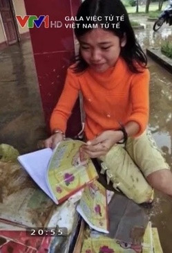 Cô bé ngồi khóc bên đống sách trong trận lũ 10 năm trước giờ ra sao? Co be ngoi khoc ben dong sach trong tran lu 10 nam truoc gio ra sao?