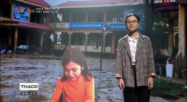 Cô bé ngồi khóc bên đống sách trong trận lũ 10 năm trước giờ ra sao? - Hình 2 Co be ngoi khoc ben dong sach trong tran lu 10 nam truoc gio ra sao?-Hinh-2