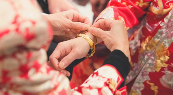 Cả nhà sốc khi biết sự thật đã bị em chồng che giấu suốt 20 năm - Hình 2 Ca nha soc khi biet su that da bi em chong che giau suot 20 nam-Hinh-2