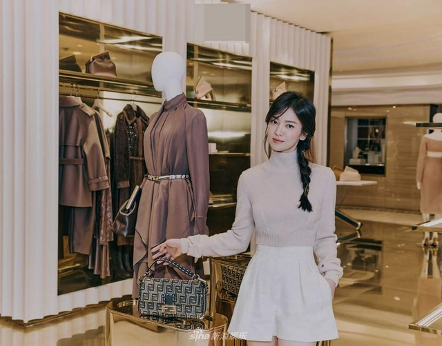 Song Hye Kyo đẹp ngỡ ngàng tuổi 40, không hổ "quốc bảo nhan sắc" - Hình 6 Song Hye Kyo dep ngo ngang tuoi 40, khong ho