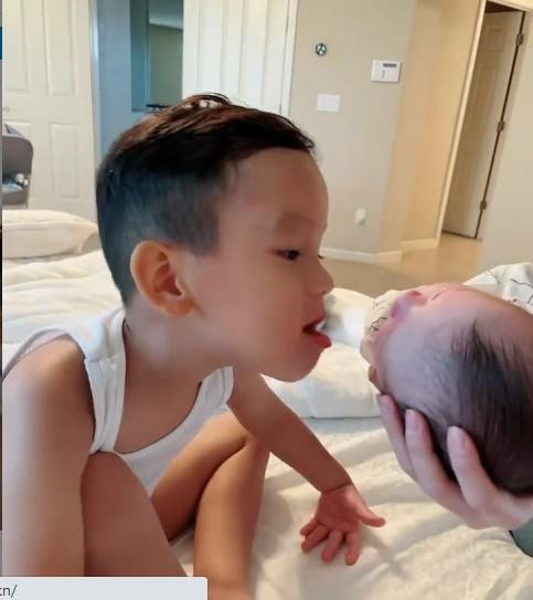 Phạm Hương chiếm sóng với ảnh buông áo cho con bú - Hình 2 Pham Huong chiem song voi anh buong ao cho con bu-Hinh-2