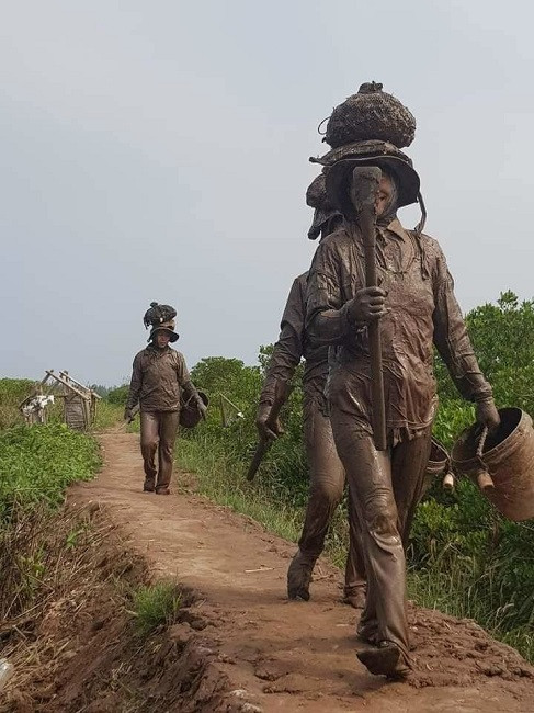Thất nghiệp vì Covid-19: Lễ tân du thuyền hạng sang đi mò cua bắt ốc That nghiep vi Covid-19: Le tan du thuyen hang sang di mo cua bat oc
