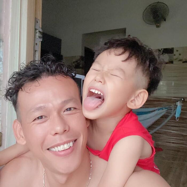 Tấn Trường khoe được vợ uốn tóc, xem thành quả suýt ngất - Hình 3 Tan Truong khoe duoc vo uon toc, xem thanh qua suyt ngat-Hinh-3