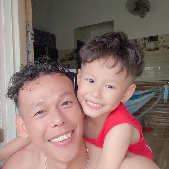 Tấn Trường khoe được vợ uốn tóc, xem thành quả suýt ngất - Hình 2 Tan Truong khoe duoc vo uon toc, xem thanh qua suyt ngat-Hinh-2