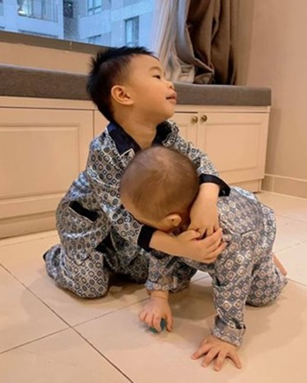 Hai quý tử lanh lợi, ngộ nghĩnh của gia đình Victor Vũ, Đinh Ngọc Diệp - Hình 20 Hai quy tu lanh loi, ngo nghinh cua gia dinh Victor Vu, Dinh Ngoc Diep-Hinh-20