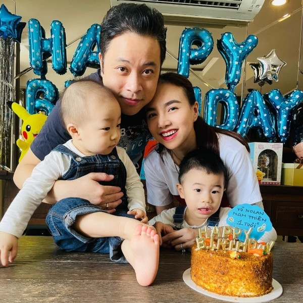 Hai quý tử lanh lợi, ngộ nghĩnh của gia đình Victor Vũ, Đinh Ngọc Diệp - Hình 11 Hai quy tu lanh loi, ngo nghinh cua gia dinh Victor Vu, Dinh Ngoc Diep-Hinh-11