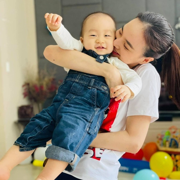 Hai quý tử lanh lợi, ngộ nghĩnh của gia đình Victor Vũ, Đinh Ngọc Diệp - Hình 13 Hai quy tu lanh loi, ngo nghinh cua gia dinh Victor Vu, Dinh Ngoc Diep-Hinh-13
