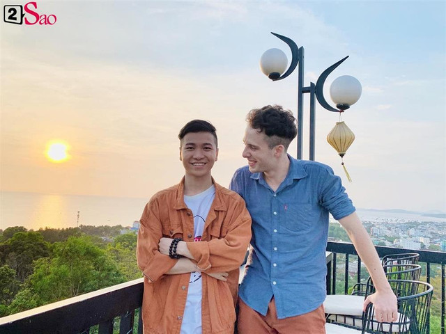 Chuyện tình xuyên biên giới ngọt lịm của thầy giáo Việt và trai Tây - Hình 2 Chuyen tinh xuyen bien gioi ngot lim cua thay giao Viet va trai Tay-Hinh-2