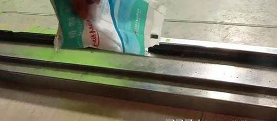 Dù nhà giàu đến đâu cũng nên rắc muối vào khe cửa - Hình 2 Du nha giau den dau cung nen rac muoi vao khe cua-Hinh-2