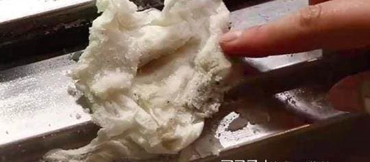Dù nhà giàu đến đâu cũng nên rắc muối vào khe cửa - Hình 4 Du nha giau den dau cung nen rac muoi vao khe cua-Hinh-4