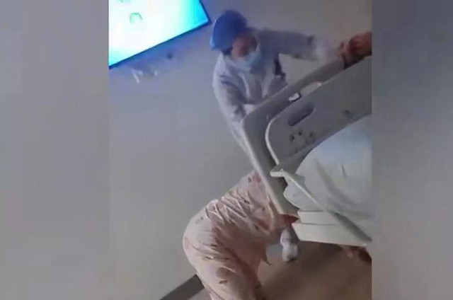 Vợ đau ốm bò trên sàn còn chồng thản nhiên ngồi nhìn - Hình 2 Vo dau om bo tren san con chong than nhien ngoi nhin-Hinh-2